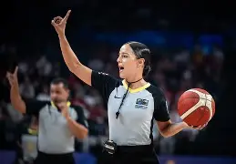 剑门雄鲨队击败辽东山猫队，篮球杯赛上演裁判判罚引热议！快速转换撕裂防线