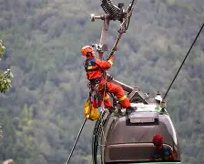 剑门雄鲨队击败辽东山猫队，篮球杯赛上演裁判判罚引热议！快速转换撕裂防线